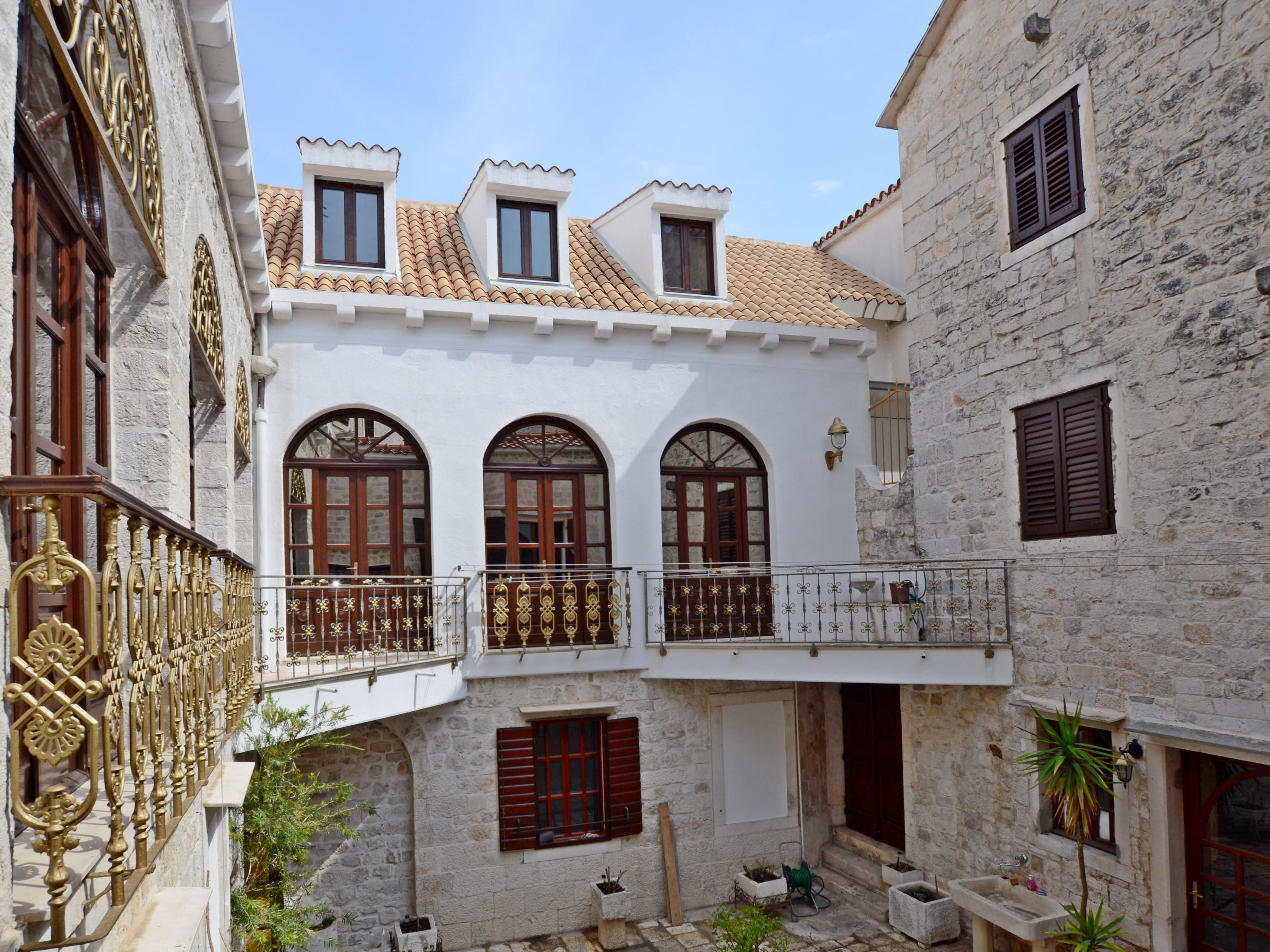 Palace Derossi Τρογκίρ Εξωτερικό φωτογραφία